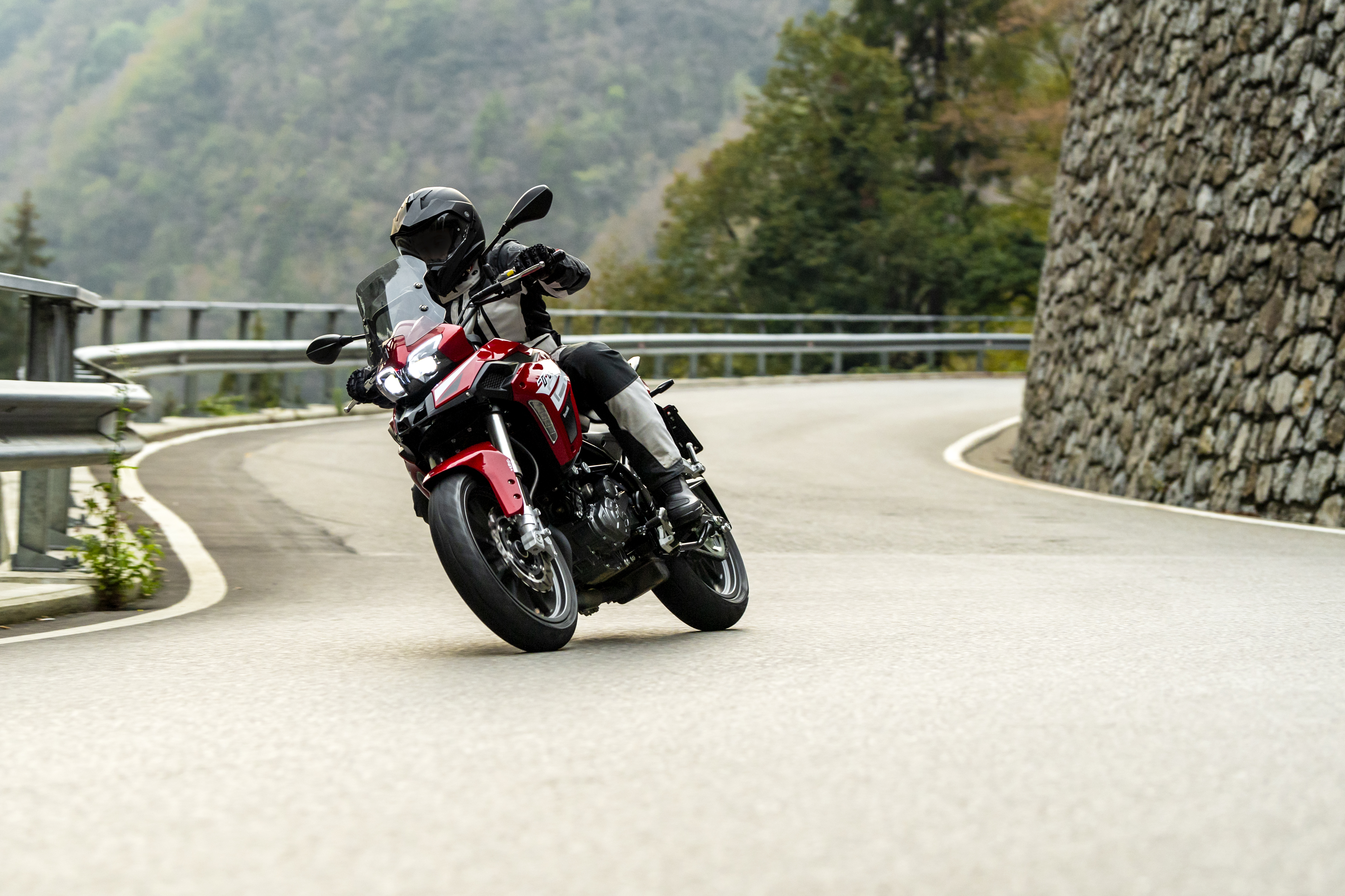 Benelli TRK 251 rojo